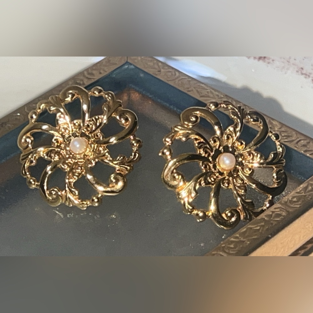 Elegant vintage Avon Gold tone  Earrings